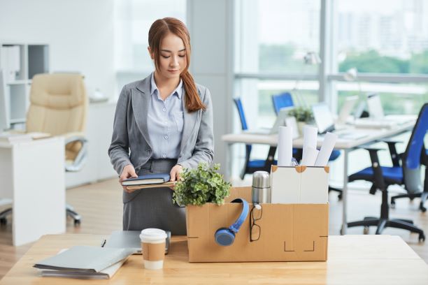 asian-woman-standing-deks-office-with-belongings-cardboard-box